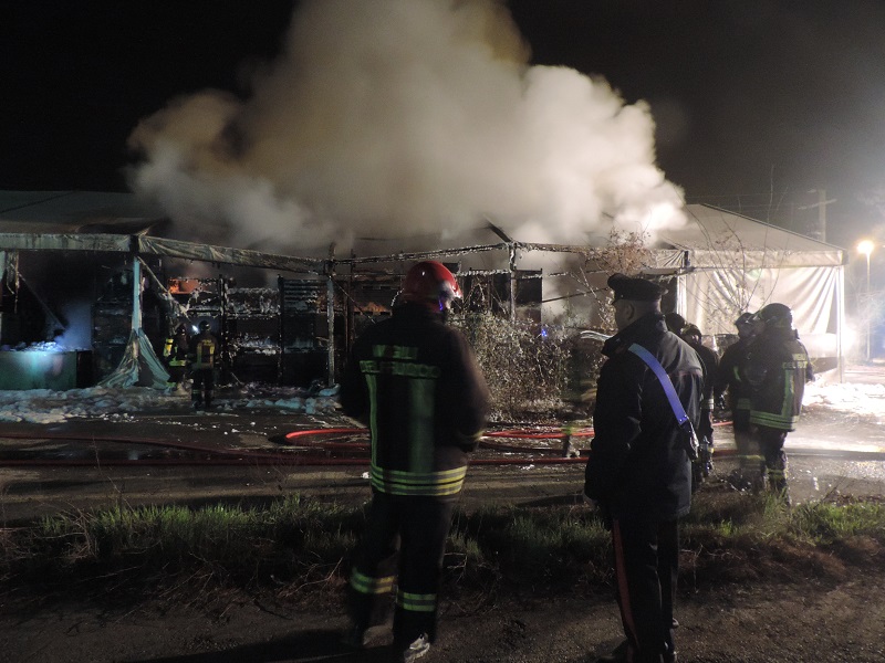 Litiga furiosamente con lo zio e gli incendia un magazzino degli attrezzi