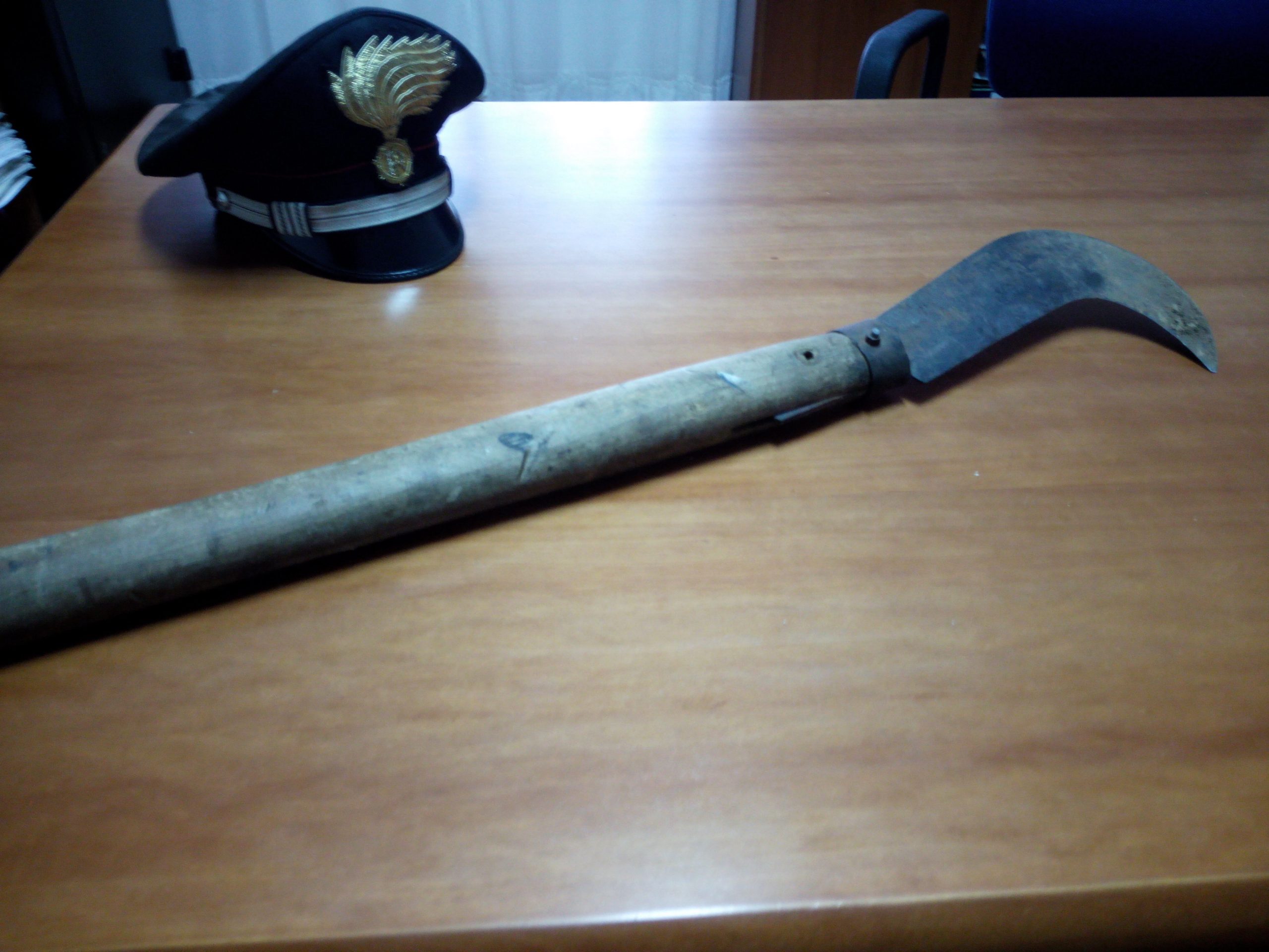 Dopo averla insultata minacciano una donna con una roncola. Denunciati due giovani di Borore