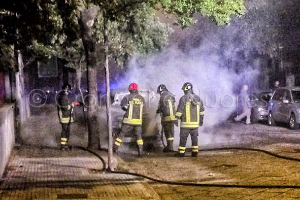 Festeggia i diciottanni dando fuoco alle auto: denunciato giovane nuorese