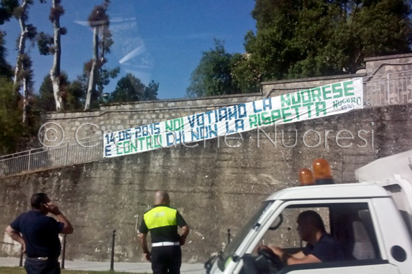 Uno striscione contro la politica che ha abbandonato la Nuorese