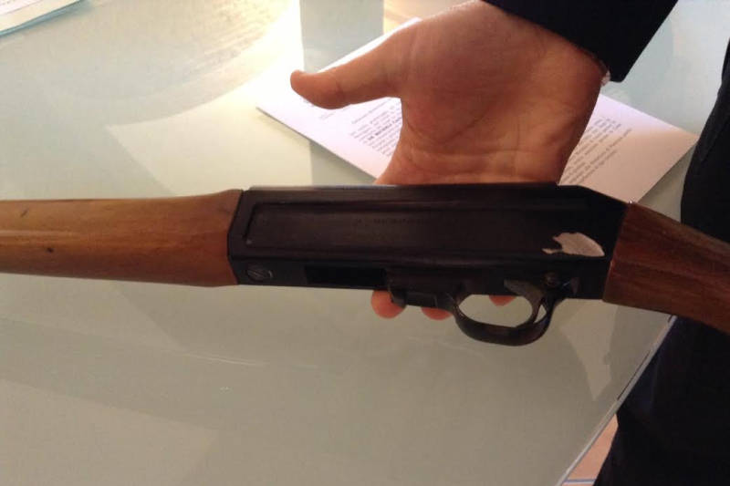 Tragedia in Sardegna. Parte un colpo mentre maneggia il fucile del padre e lo uccide: aveva 16 anni