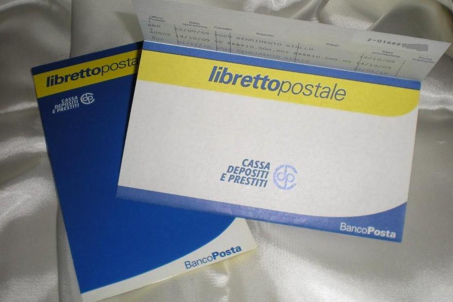 Tenta di riprodurre  il libretto postale del fratello disabile dopo che gli prosciuga il conto