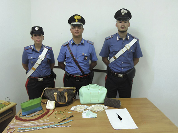 Nomadi incinte sorprese a rubare si oppongono all'identificazioni