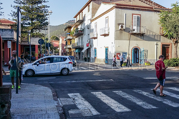 Danneggiò una rivendita automatica di cibi e bevande: denunciato