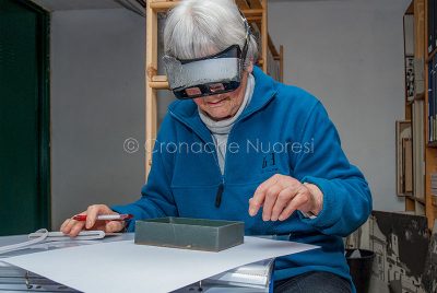 La fotografa Marianne Sin Pfàltzer al lavoro in archivio (© foto Salvatore Novellu - Tutti i diritti riservati)
