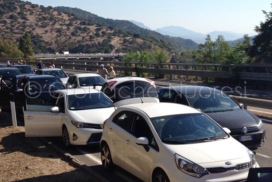 Incidente stradale alle porte di Nuoro: tre vetture coinvolte e traffico in tilt