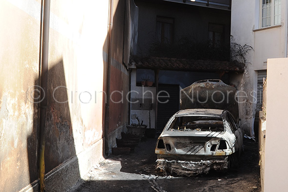 Due auto incendiate nella notte a Mamoiada: le fiamme si sono propagate all'abitazione dei proprietari mettendone a rischio la vita