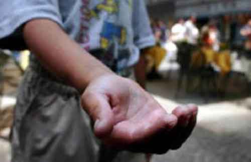 Romeno denunciato per accattonaggio: sfruttava la figlia per fare compassione e chiedere l'elemosina