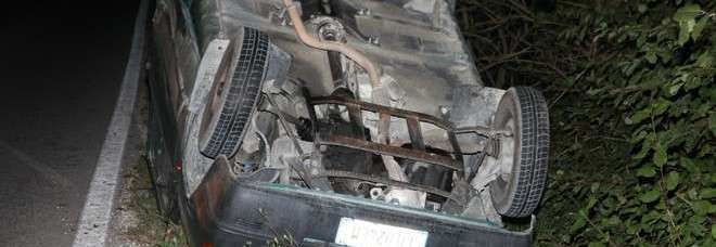 Perde il controllo dell'auto ribaltandosi e finendo a pochi centimetri dalle rotaie: ferita anche una bambina di otto anni
