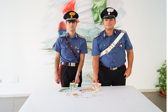 Quattordicenne ruba i gioielli della sorella e cerca di "piazzarli" con gli amici