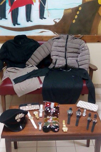 Occhiali da sole, giacche a vento e maglioni contraffatti: denunciato un senegalese