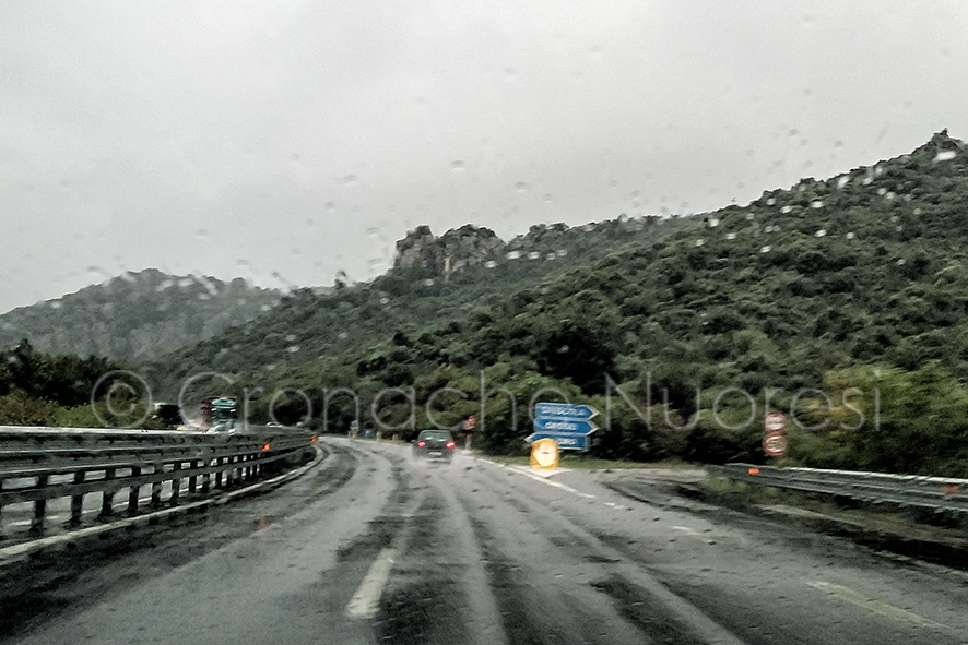 È allerta meteo fino alle 12 di venerdì: molte strade del Nuorese da percorrere solo in caso di estrema necessità