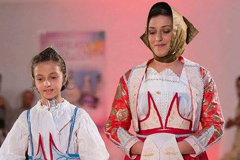 Nuoro: Quando l'abito tradizionale si fa di carta…
