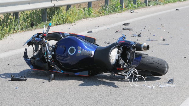 Escono fuori strada dopo aver investito un maiale, grave una coppia di motociclisti tedeschi