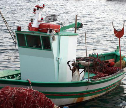 Sventato attentato incendiario ai danni di un peschereccio ormeggiato alla Caletta: due denunce