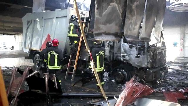 Torpè, nuovo attentato contro il gestore dei rifiuti: a fuoco due mezzi della nettezza urbana
