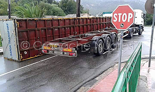 Orosei: il cassone di un autocarro, carico di marmo, si rovescia sulla strada: panico tra gli automobilisti
