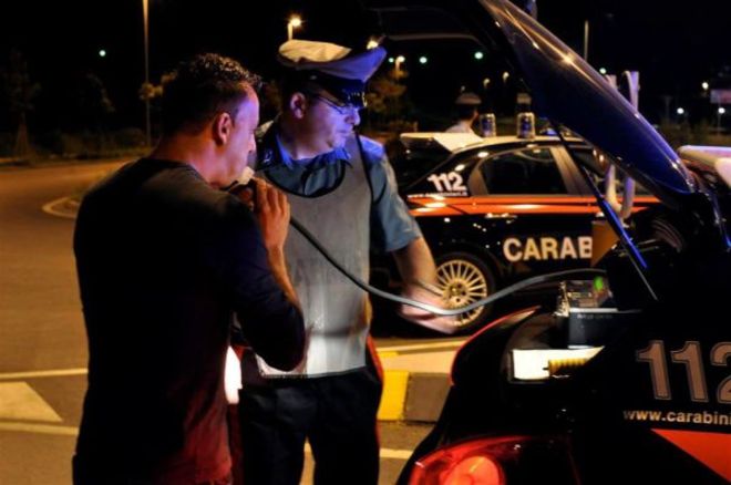 Ubriaco, si schianta col furgone contro due auto in sosta. Il suo tasso alcolemico era 7 volte superiore al consentito