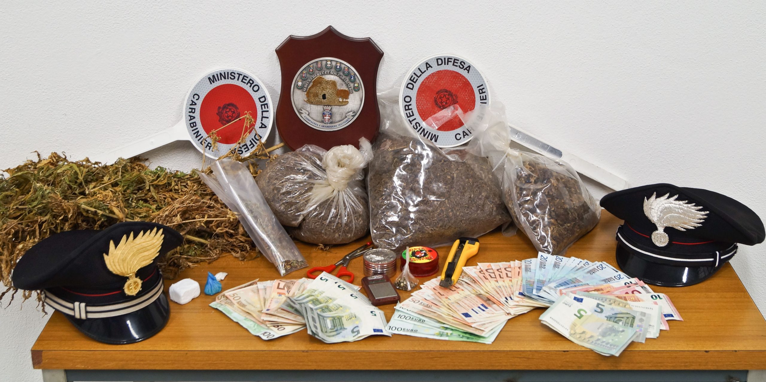 Alla vista dei Carabinieri fuggono per le vie del centro storico: due pregiudicati in manette