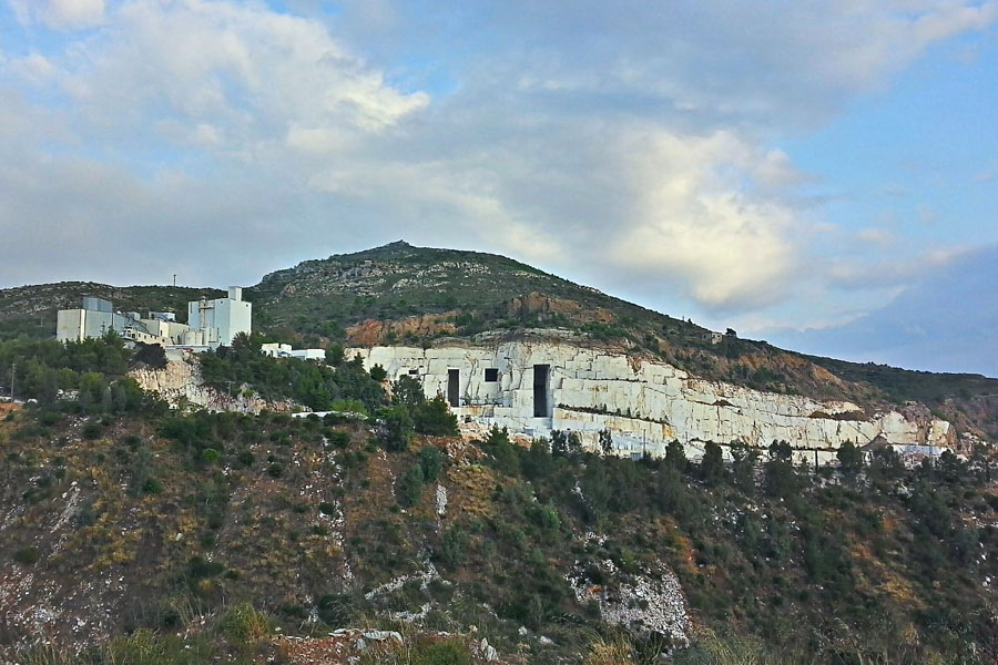 Orosei. Incidente sul lavoro in una cava di marmo: elettricista precipita nel vuoto da due metri d’altezza