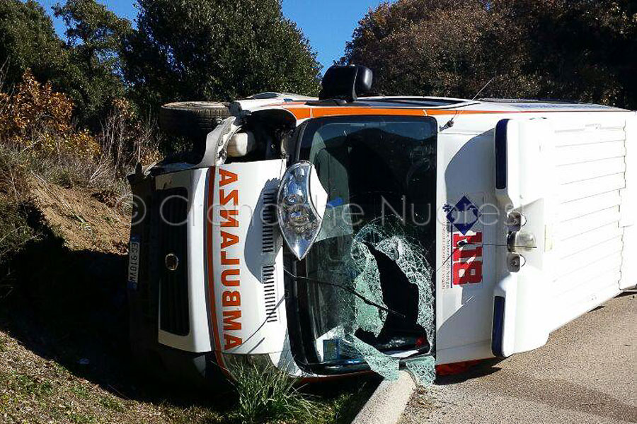 Ambulanza si ribalta mentre corre a effettuare un intervento di soccorso
