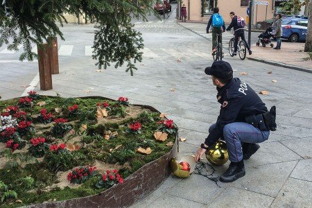Due ventenni nuoresi denunciati per danneggiamenti agli addobbi natalizi