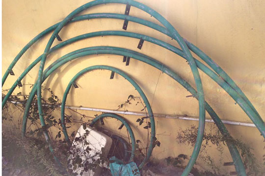 Un albero luminoso da 5 mila euro “giace abbandonato a Pratosardo” …