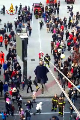 La discesa della Befana dei Vigili del fuoco