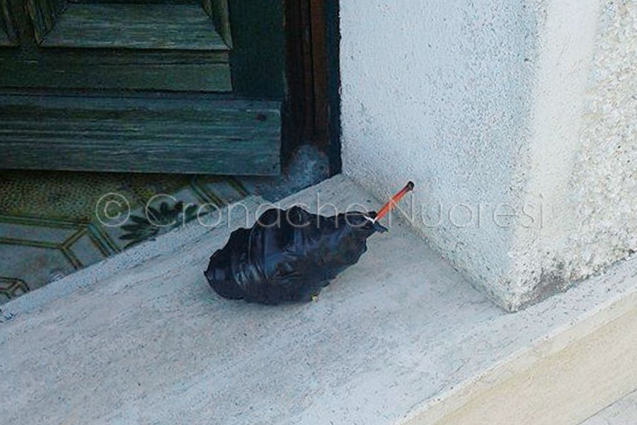 Bomba davanti all’abitazione della madre di un medico che vive e lavora a Milano