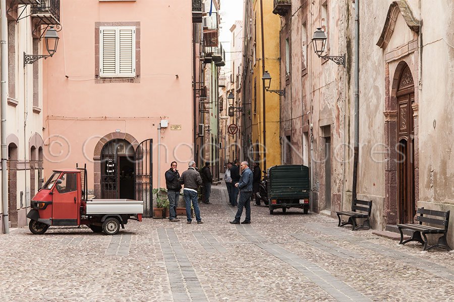 Litigano per strada: torna a casa, preleva un coltello e ferisce l’avversario a un fianco