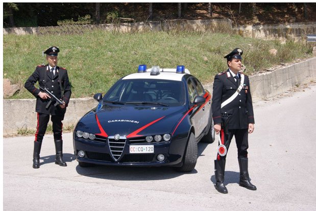 Armato di coltello tenta di rapinare un anziano nella sua abitazione: arrestato