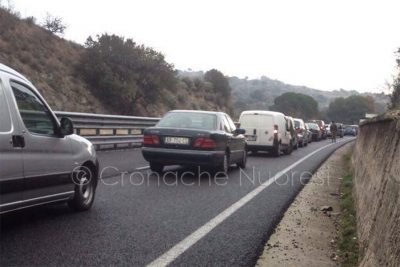 La coda di auto sulla 131