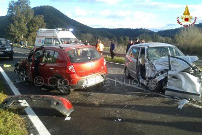Le due auto dopo lo scontro frontale