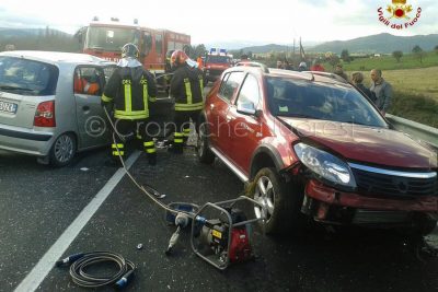 Le due auto dopo lo scontro frontale