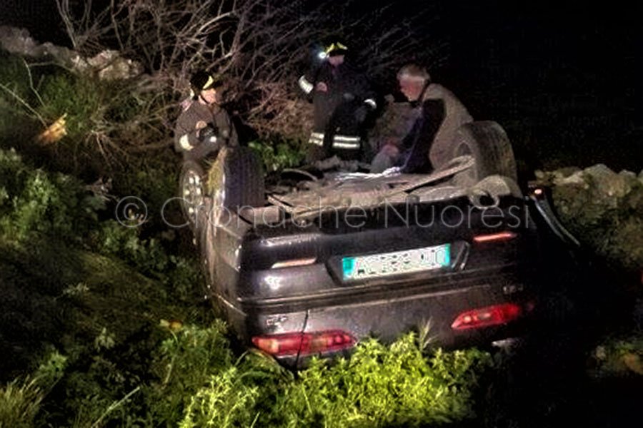 Orosei. Alfa Romeo esce di strada e si ribalta: ferito il conducente