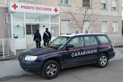Carabinieri davanti all'ospedale di Isili