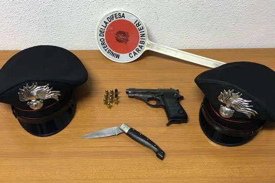 Non si ferma all’alt dei Carabinieri: trovato con pistola e coltello, dopo un breve inseguimento scattano le manette per un 31enne