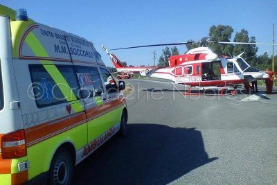 Un'ambulanza della MM Soccorso con l'elisoccorso dei VdF