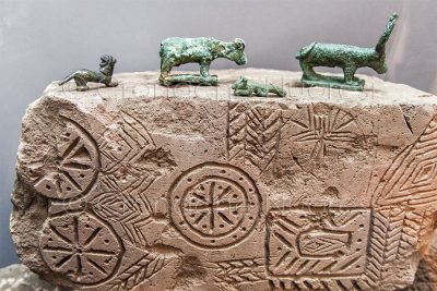 Alcuni bronzetti zoomorfi al Museo archeologico di Nuoro (© foto S.Novellu)