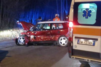 Una Mini Cooper dopo un incidente