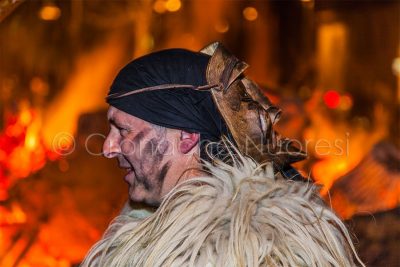 Ottana: Merdule davanti a l fuoco (© foto S.Novellu)