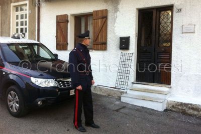 Torpè, i Carabinieri davanti alla casa del padre del sindaco
