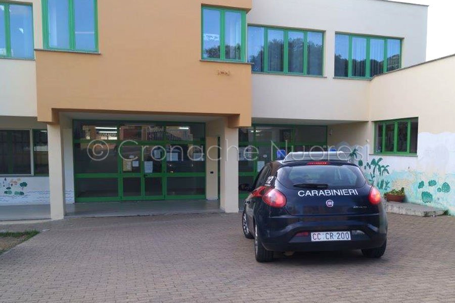 Dopo il furto a scuola si nasconde dietro un cespuglio ma finisce in manette