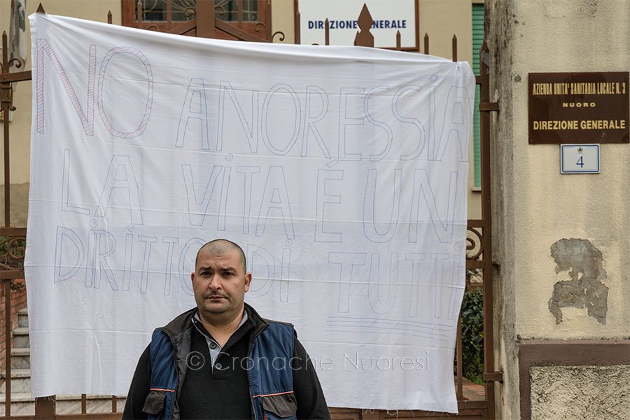 Nuoro: sit in davanti alla Direzione ASL di via Demurtas per salvare la sorella anoressica abbandonata dalle Istituzioni