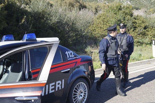 Giravano per le strade con un coltello e un tirapugni: scatta la denuncia per un minorenne