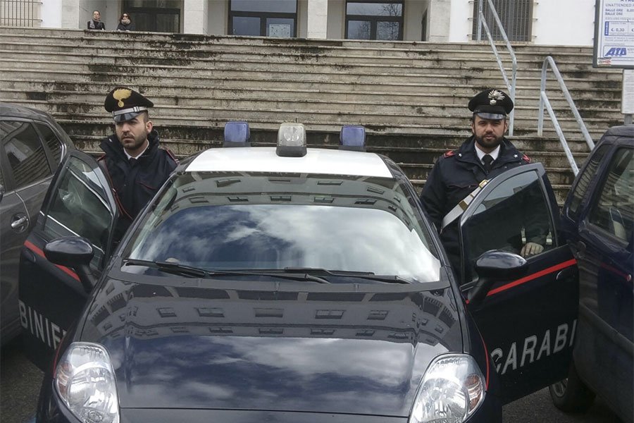 Calci e pugni alla sorella e al cognato durante una furibonda lite familiare