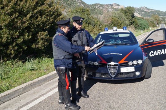 Tenta di investire una donna e malmena un uomo: arrestato per tentato omicidio