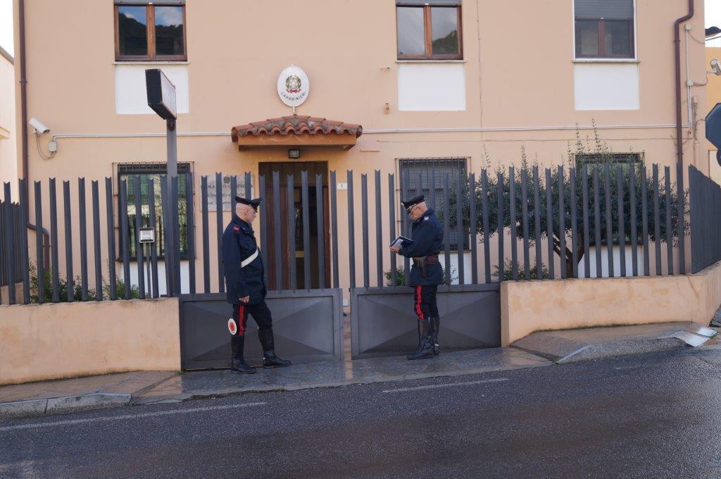 Scardina il cancello della Caserma dei Carabinieri per protesta: arrestato