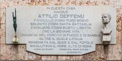 La lapide sulla facciata di Casa Deffenu (foto S.Novellu)