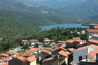 Vista di Gavoi, sullo sfondo con il lago di Gusana (foto G.Lucchette)
